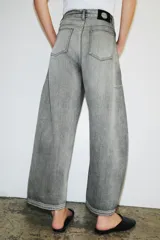 Jeans de tiro medio con corte balloon leg y largo al tobillo. Presenta diseño de cinco bolsillos, cintura con trabillas y cierre frontal con cremallera y botón metálico.