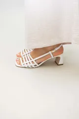 Sandalias de cuero doradas con tiras finas horizontales en el empeine, pulsera con hebilla al tobillo y tacón cuadrado.