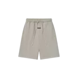 Short de felpa Fear of God Essentials, modelo Active Trace Relaxed Sweatshort, color gris claro, de corte relajado, con cintura elástica con cordón ajustable y bolsillos laterales.