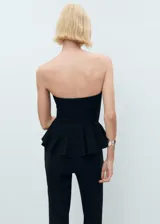 Top negro strapless con diseño peplum en la cintura, confeccionado con mezcla de viscosa, poliamida y elastano.