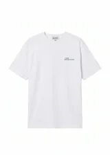 Remera blanca de algodón pesado con corte relajado, manga corta y cuello redondo. Cuenta con un pequeño estampado frontal con la frase "I love bad decisions" en color azul.
