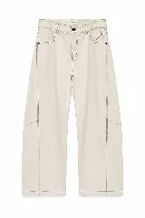 Jean de algodón color beige con fit barrel y tiro bajo, bolsillos delanteros y traseros, costuras pespunteadas a contratono.