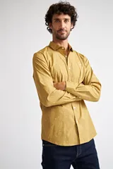 Camisa clásica de hombre, color rosa con microestampado, de corte slim, manga larga y logo bordado en el pecho.