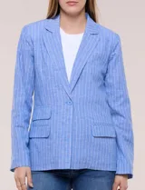 Blazer de lino y algodón color beige con diseño de rayas diplomáticas blancas, solapa clásica, cierre de un botón frontal y bolsillos laterales con solapa.