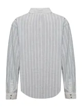 Blusa de lino y algodón orgánico modelo Lines de RKF, color celeste con rayas verticales blancas. Cuenta con cuello camisero, cierre frontal con botones, mangas largas con puños abotonados y un bolsillo aplicado en el pecho con rayas en disposición vertical contrastante.