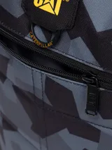Bolso tipo bandolera Caterpillar modelo Ryan Shoulder Bag, con estampado geométrico en tonos grises y negros, correa ajustable y logo bordado de la marca en el frente.