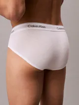 Pack de tres slips Calvin Klein de tiro bajo, confeccionados en mezcla de algodón elástico supersuave. Presentan cintura elástica con logo de la marca y diseño con bolsillo de soporte.