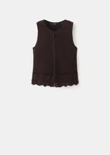 Top musculosa color marrón confeccionado en tejido de punto con diseño calado, cuello redondo y silueta recta.