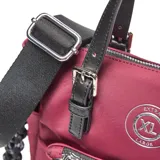 Cartera tipo tote marca XL, color bordó, confeccionada en material textil. Cuenta con doble asa superior, correa ajustable extraíble, bolsillos frontales con cierre y detalle de llavero trenzado.