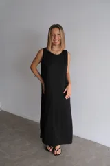 Vestido largo azul marino de manga corta, con cuello redondo y textura acanalada.