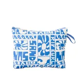 Bolso de mano tipo pouch con cierre superior, estampado con motivos florales y ondas en color azul sobre fondo blanco.