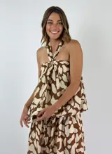 Top marrón con estampado abstracto en color crema, con cuello halter y espalda descubierta.