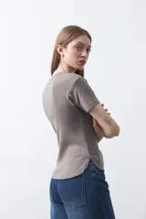 Remera de manga corta con cuello redondo a la base, de calce clásico y diseño minimalista con ruedo redondeado.