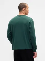 Remera de manga larga Gap, confeccionada en algodón de gramaje pesado, con cuello redondo y puños elásticos.