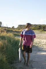 Remera manga corta color rosa con diseño de bloques de color y cuello redondo.