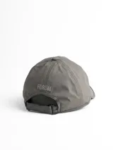 Gorro deportivo tipo jockey color verde militar, con visera curva y un pequeño logo bordado en el frente.