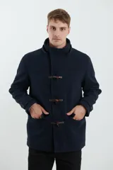Montgomery de lana azul marino con capucha, cierre frontal con botones de alamar y presillas de cuero sintético, bolsillos frontales aplicados y trabillas ajustables en los puños.