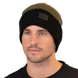Gorro tipo beanie de punto con doblez, diseño tricolor en bloques horizontales de color negro, verde oliva y beige. Presenta una etiqueta decorativa de cuero sintético con el logo de la marca en el frente.