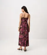 Vestido midi de chiffon bordó con estampa floral, escote cuadrado y breteles finos regulables, de corte evasé y caída fluida.