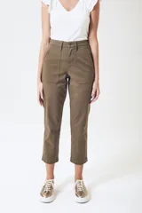 Pantalón cargo color verde oliva, de corte recto, con bolsillos laterales y traseros.