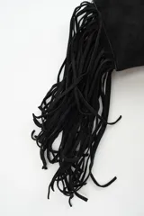 Cartera tipo sobre de gamuza color bordó, con flecos largos laterales y correa larga ajustable.