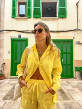 Short amarillo con estampado de cuadrillé, con cintura elástica y cordón ajustable.