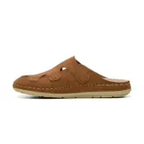 Zueco casual Korium Confort modelo Suria, color tostado, con diseño cerrado en la parte delantera y aberturas laterales. Cuenta con tira ajustable con velcro en el empeine, costuras visibles a contratono y suela plana.