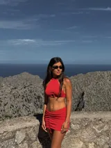 Top marrón con estampado de líneas onduladas, corte halter, argolla decorativa y cuello y espalda regulables.