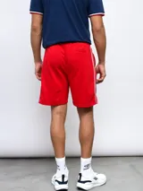 Bermuda deportiva roja con escudo del Club Nacional de Football y logo de Umbro.