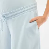 Pantalón de jogging de maternidad de color celeste, de corte ancho y relajado, con cintura elástica ajustable con cordón.