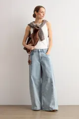 Jean estilo culotte color celeste, de tiro alto y corte ancho con costuras verticales decorativas en el frente.