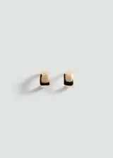 Pendientes tipo aro de diseño irregular y tamaño pequeño, con acabado metálico brillante.