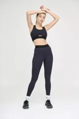 Calza larga de tiro alto color azul marino, con cintura elástica de 4cm con logo en bajo relieve.