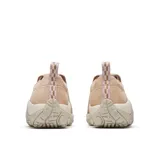 Slip on Merrell Jungle Moc de gamuza color tostado, con doble refuerzo elástico en los laterales, presilla en el talón y suela de goma con amortiguación.