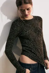 Sweater de punto con cuello redondo y manga larga, con estampado animal print de leopardo.