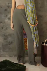 Pantalón de tiro alto con corte recto y silueta amplia, confeccionado en tejido suave y liviano con cintura elástica.