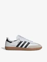 Zapatillas Adidas Samba Decon, color blanco con las tres tiras laterales en negro, puntera de gamuza color beige y suela de goma color caramelo.