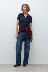 Jean de corte recto y tiro medio, confeccionado en denim azul con lavado clásico.