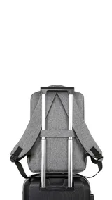 Mochila gris con detalles en negro, con doble bolsillo frontal con cierre, compartimento acolchado para laptop, puerto USB externo, asa de mano y faja trasera para acoplar a la manija de la valija.