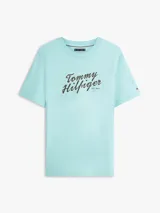 Remera celeste de manga corta Tommy Hilfiger, con cuello redondo y logo gráfico script bordado en el pecho.