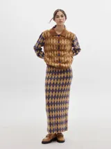 Falda midi de punto con estampado de rombos en tonos marrón y azul, corte recto y cintura elástica.