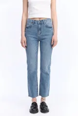 Jean straight crop de tiro alto, con piernas rectas y largo por encima de los tobillos. Presenta terminación desflecada y diseño clásico con bolsillos.