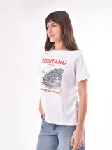 Remera color crudo de corte recto y mangas cortas, con estampado de un pez koi rojo en el pecho. 