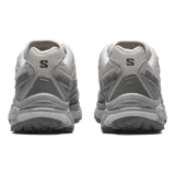 Championes Salomon XT-Evo de diseño técnico y deportivo, color gris, con detalles superpuestos y suela de gran tracción ideal para running y trekking.