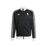 Campera deportiva Adidas de la colección Juventus Originals, con cierre frontal, cuello alto y puños acanalados. Presenta diseño en color negro con detalles en blanco en cuello, puños y ruedo, además de las icónicas tres tiras en las mangas. Incluye logo de Adidas Trefoil y escudo del club en el pecho.