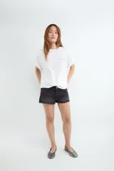 Camiseta de corte boxy y fit relajado, con cuello redondo y mangas cortas. Presenta una estampa minimalista en el frente y está confeccionada en tejido interlock de algodón.