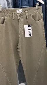 Pantalón de jean verde con corte recto y diseño de costuras diagonales en la parte delantera.