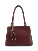 Cartera de hombro color bordó con textura granulada, diseño estructurado y herrajes dorados. Incluye un detalle decorativo de nudo en tono beige claro y logo metálico en la parte frontal.
