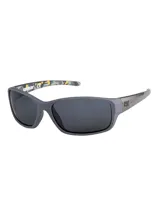 Lentes de sol deportivos Caterpillar con montura envolvente gris y lentes oscuros polarizados. Presentan el logo de la marca en las patillas.