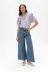 Pantalón jean wide leg de tiro alto, color azul denim, con ruedo desflecado y bolsillos delanteros y traseros.